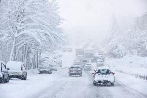 Iarna se întoarce în România. Revin ninsorile, temperaturile scad cu până la 15 grade Celsius