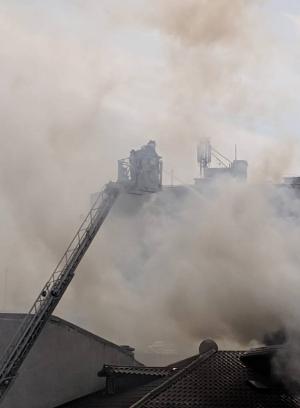 Incendiu puternic în centrul Bucureştiului. Clădire de locuinţe în flăcări, victimă decedată (Video)