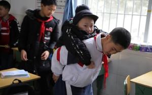 De 6 ani, un copil își cară prietenul bolnav la școală, zilnic, în spate