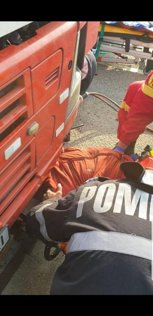 Un şofer de TIR s-a băgat sub cabină să repare ceva şi a fost scos de pompierii din Hunedoara aproape mort