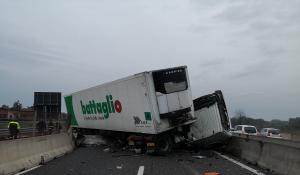 Şofer român de TIR dus de urgenţă la spital, după ce s-a răsturnat pe autostradă, în Italia