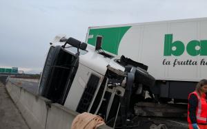 Şofer român de TIR dus de urgenţă la spital, după ce s-a răsturnat pe autostradă, în Italia
