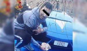 Român arestat pe loc, în Italia, după ce şi-a făcut poză cu maşina Poliţiei şi un evantai de bani