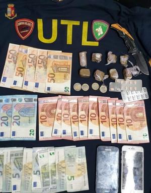 Român arestat pe loc, în Italia, după ce şi-a făcut poză cu maşina Poliţiei şi un evantai de bani
