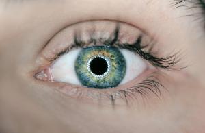 Lentile de contact versus ochelari de vedere: 3 avantaje ale lentilelor