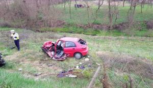 Un mort şi un tânăr în comă la Bobâlna, două maşini s-au ciocnit violent şi au zburat de pe şosea