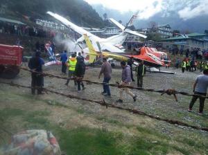 Un avion a lovit două elicoptere, în Himalaya. Trei morți și patru răniți în accident