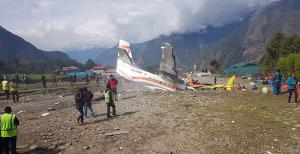 Un avion a lovit două elicoptere, în Himalaya. Trei morți și patru răniți în accident
