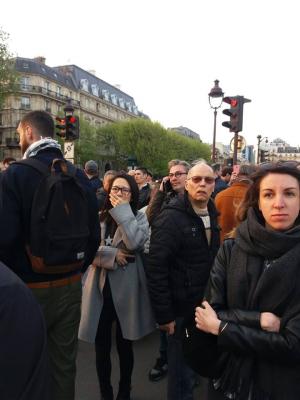 Arde Notre Dame. Oamenii plâng pe străzi, la Paris, privind cum e distrusă catedrala (video)