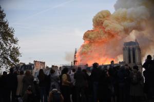 Arde Notre Dame. Oamenii plâng pe străzi, la Paris, privind cum e distrusă catedrala (video)