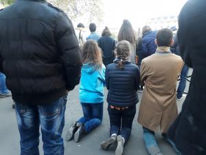 Oamenii s-au pus în genunchi şi au început să se roage lângă catedrala Notre Dame, care arde de 4 ore (video)