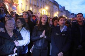 Oamenii s-au pus în genunchi şi au început să se roage lângă catedrala Notre Dame, care arde de 4 ore (video)