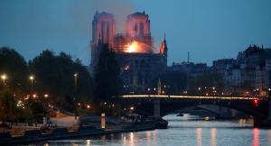 Incendiul de la Catedrala Notre Dame a fost stins. Coroana de spini a lui Iisus, salvată din flăcări (Video)