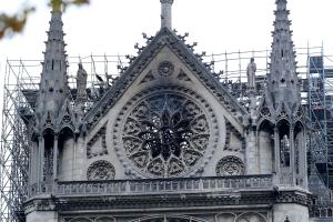 Incendiul de la Catedrala Notre Dame a fost stins. Coroana de spini a lui Iisus, salvată din flăcări (Video)