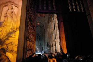 Primele imagini din interiorul catedralei Notre Dame arată amploarea dezastrului (Video)