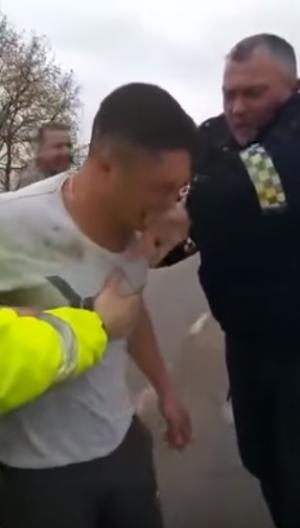 Un şofer beat a muşcat mâna poliţistului care-l reţinuse: "Dă drumu' la deşt şi nu te pricăli!" (video)
