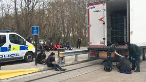 Şofer român de TIR prins cu banii din trafic de persoane în camion, arestat când preda migranţii aduşi din Franţa