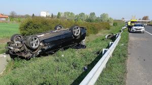 Trei români au zburat de pe autostradă cu un Audi, în Ungaria. Un detaliu le-a salvat vieţile