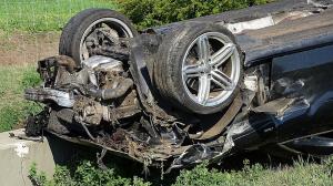 Trei români au zburat de pe autostradă cu un Audi, în Ungaria. Un detaliu le-a salvat vieţile