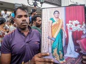 ”El este fiul meu”. Drama rudelor chemate să-și identifice morții în atentatele din Sri Lanka