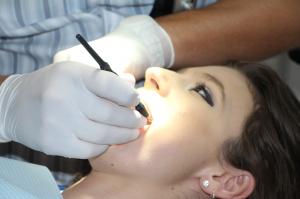 Cât costă să faci un implant dentar