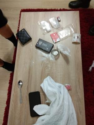 Chiriaş din Mamaia Nord, prins în timp ce priza droguri dintr-o farfurie, complet dezbrăcat
