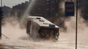 Autobuz cu 21 de călători, blocat într-o inundație cu apă clocotită, pe o stradă din Sankt Petersburg