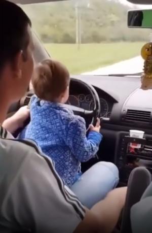 Fetiţă de un an la volan, cu suzeta în gură, în Mehedinţi. Mama a filmat şi e foarte mândră (video)