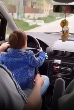 Fetiţă de un an la volan, cu suzeta în gură, în Mehedinţi. Mama a filmat şi e foarte mândră (video)