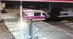 Ambulanță în misiune spulberată frontal de un tren, la o trecere de cale ferată din Polonia (Video)