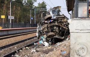 Ambulanță în misiune spulberată frontal de un tren, la o trecere de cale ferată din Polonia (Video)