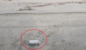 Exclusiv. Pachete cu cocaină aduse la mal pe plajele din Năvodari și Vadu