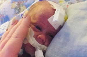 Bebeluș salvat ca prin minune, după ce medicii au vrut să-l deconecteze de la aparate