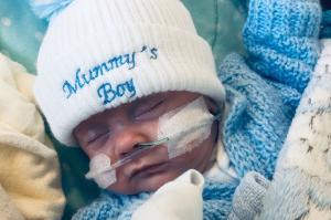Bebeluș salvat ca prin minune, după ce medicii au vrut să-l deconecteze de la aparate