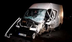 Accident cumplit în Arad. Sunt 7 victime, după ce două microbuze pline cu pasageri s-au ciocnit pe DN 79