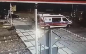 Imagini de groază pe calea ferată, o ambulanţă în misiune forţează bariera şi e făcută praf de tren (video)