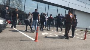 Bătaie sângeroasă cu săbii şi bâte între zeci de tineri, în parcarea unui magazin din Balş (Video)