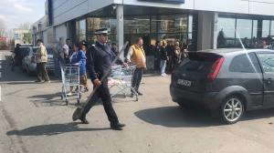 Bătaie sângeroasă cu săbii şi bâte între zeci de tineri, în parcarea unui magazin din Balş (Video)