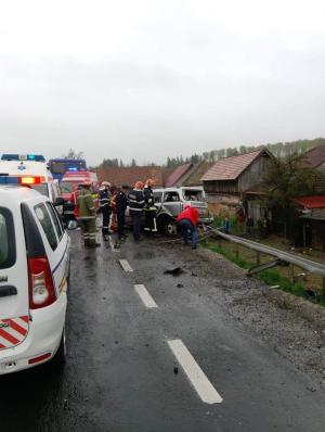 O tânără de 24 de ani a murit la Vlădeni, în Braşov. Soţul ei a intrat cu maşina într-un autocar