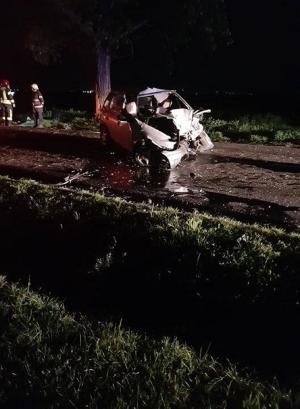 Un tânăr din Prahova a murit pe loc după ce s-a izbit violent cu Opelul de un copac