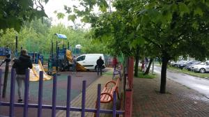 O maşină a intrat cu viteză într-un loc de joacă pentru copii, în Bucureşti. "A dărâmat şi gard si tot!"