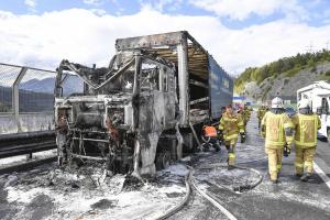 Camionul unui şofer român a explodat şi apoi a ars complet, pe o autostradă din Austria