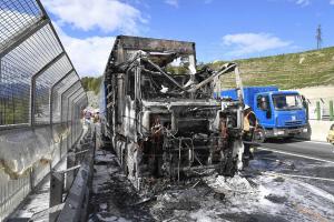 Camionul unui şofer român a explodat şi apoi a ars complet, pe o autostradă din Austria