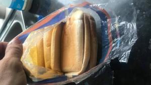 O mamă care a cumpărat pâine feliată a găsit doar coji în pungă, la un supermarket din Marea Britanie