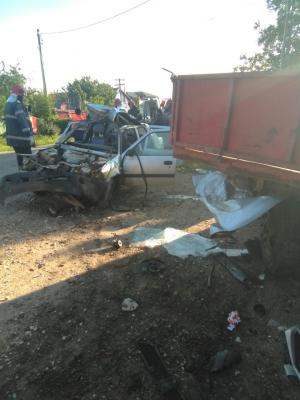 Accident teribil la Greaca, o maşină făcută praf, patru oameni grav răniţi