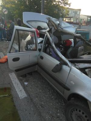 Accident teribil la Greaca, o maşină făcută praf, patru oameni grav răniţi