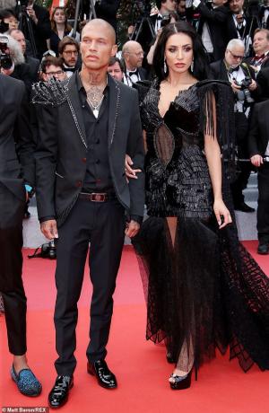 O româncă a uimit la Festivalul de la Cannes, la braţul lui Jeremy Meeks, 'cel mai sexy infractor din lume'