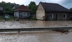 Inundaţii devastatoare în patru judeţe. Case distruse, oameni rămaşi pe drumuri şi şosele blocate