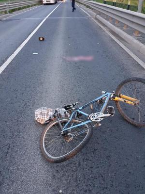 O tânără fără permis la volan a lovit cu BMW-ul un biciclist şi l-a lăsat să moară pe şosea, la Sibiu