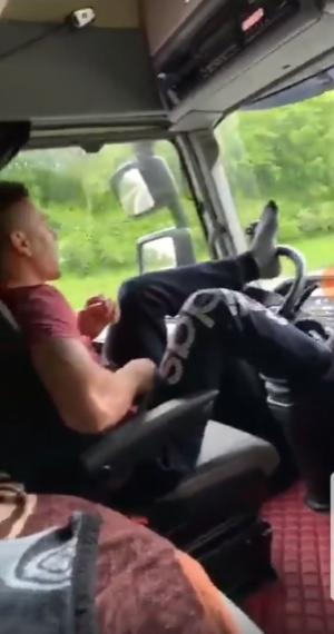Şofer român de TIR cu picioarele pe volan, live pe Facebook, pe o autostradă din Italia